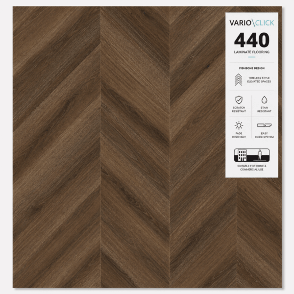 Laminate πάτωμα Ψαροκόκκαλο 440 με αντοχή AC4, προδιαγραφή Class 32 και πάχος 8mm. Ιδανικό για κατοικίες και επαγγελματικούς χώρους, με διαχρονικό σχέδιο herringbone και υψηλή αντοχή στη χρήση.