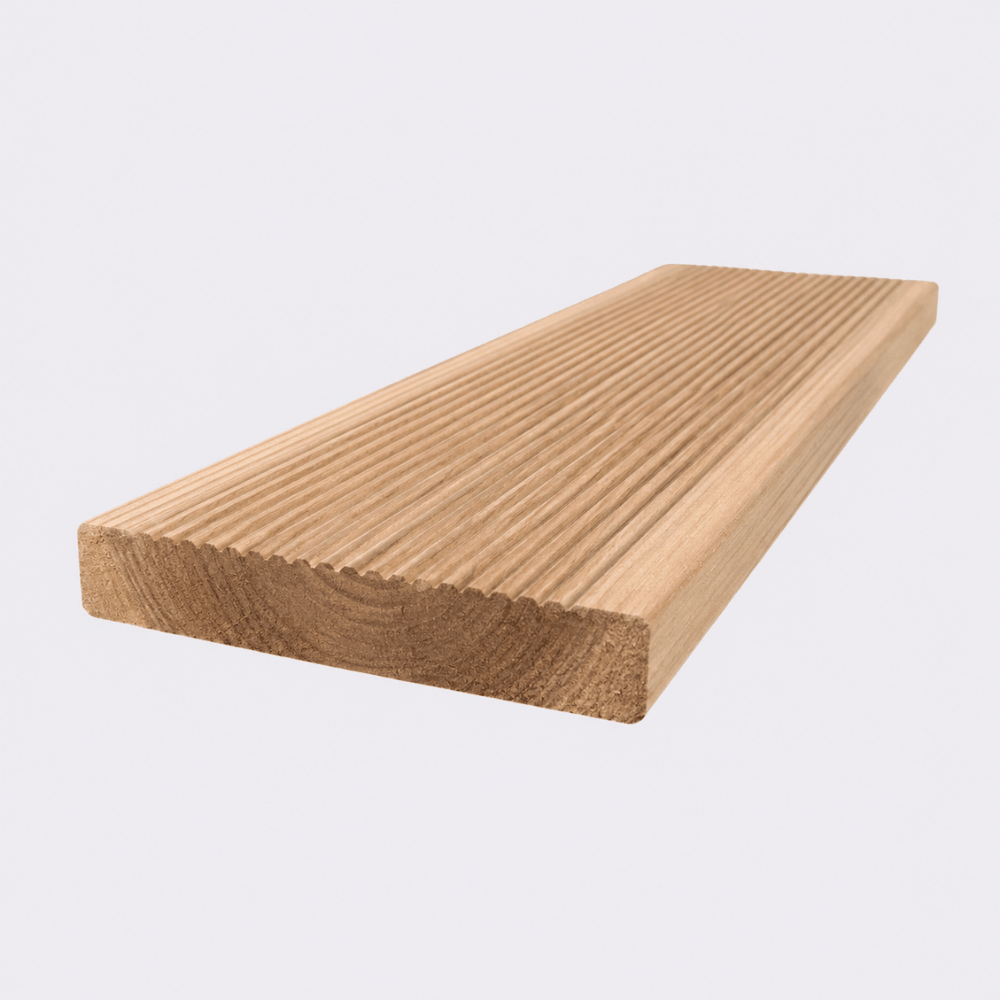 Ξύλινο deck ελάτης κλάσης εμποτισμού 2, κατάλληλο για προστατευμένες εξωτερικές και ημι-εσωτερικές εφαρμογές. Ιδανικό για στεγασμένες πέργκολες, επενδύσεις και διακοσμητικές κατασκευές, με φυσική αισθητική και οικονομικό κόστος.